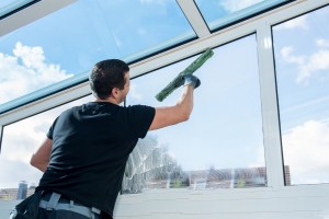 Fensterreinigung Wien, Fensterputzer Wien, Fensterreinigungsdienst, Glasreinigung, Fenster putzen lassen, richtige Fensterreinigung, streifenfreie Glasreinigung, Tipps Glasreinigung, Preise und Kosten